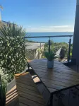 Balcony Seaview 2 bedroom luxury apartment. Coastal Retreat. 1 min walk to beach