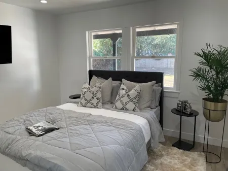 Charming 2-bedroom house in the heart of Tarzana located near the 101 freeway Отели в г. Tarzana