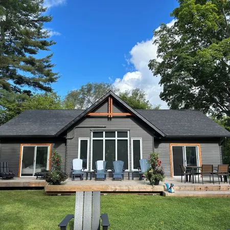 Hot tub, sauna, auto generator, in town of Bracebridge, dock-water toys, pets OK