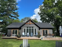 Hot tub, sauna, auto generator, in town of Bracebridge, dock-water toys, pets OK