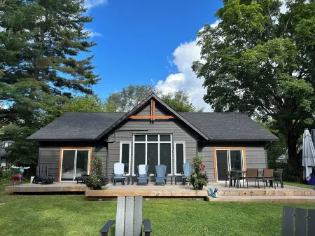 Hot tub, sauna, auto generator, in town of Bracebridge, dock-water toys, pets OK Отели в г. Брейсбридж