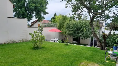 Le Laurier Blanc is 10 minutes from Parc Caillebotte, with its terrace for aperitifs. Hotels in Yerres