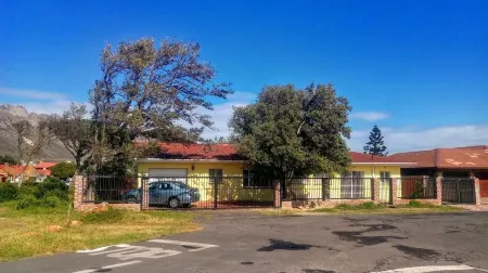 Spacious Riverside Villa with Indoor Braai Отели в г. Гордонс-Бей