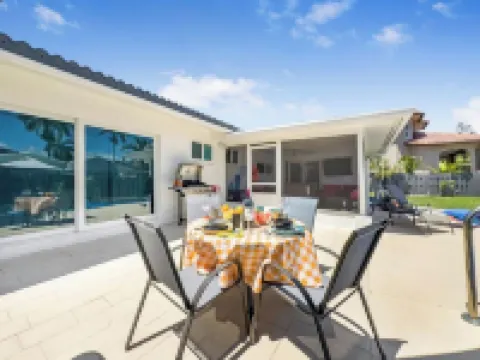 Amazing Home w/ Heated Pool 8 mins to the Beach!