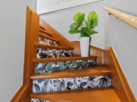 Stylish Little Gem Upper Unit, with King Bed close to State Fair and AmFam Field