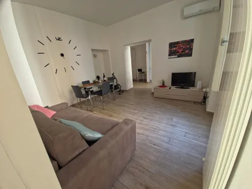 Central and quiet apartment, 1 min from the Duomo and 3 min from Lake Como.