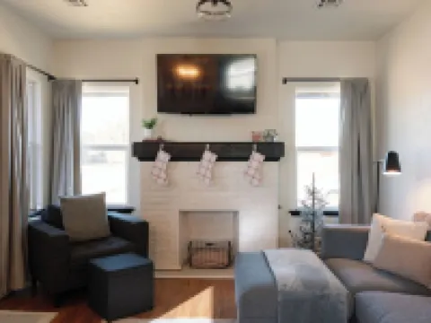 Charming 3-bedroom cottage with WiFi and AC in delightful downtown Guthrie Hoteles en Guthrie