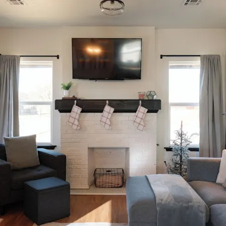 Charming 3-bedroom cottage with WiFi and AC in delightful downtown Guthrie Отели в г. Гатри