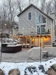 Mountain Paradise 4BR Hot Tub Pool 10min Mt Snow