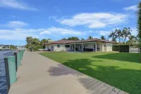 Dockside Waterfront 3-bedroom house, Plunge Pool, Chef's Kitchen in College Park