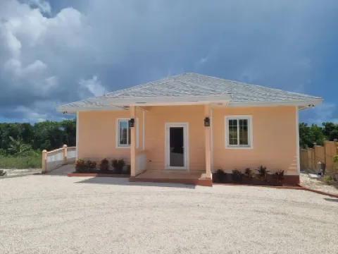A Beautiful 2 Bedroom House Located in North Palmetto Point, Eleuthera. فنادق في 