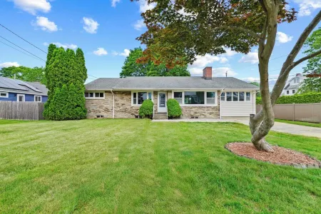 Charming 4-bedroom house with AC, WiFi in New London. Walk to the beach!