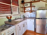 Peaceful 1 bedroom cottage with ocean views Hotels in Piccadilly