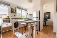 Escape to a Tree Top Retreat in Vibrant Elwood!