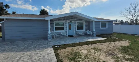 Charming 3-Bedroom House on the Water