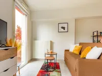 Cosy Apartment with Large Balcony and Private Parking فنادق في لوريان