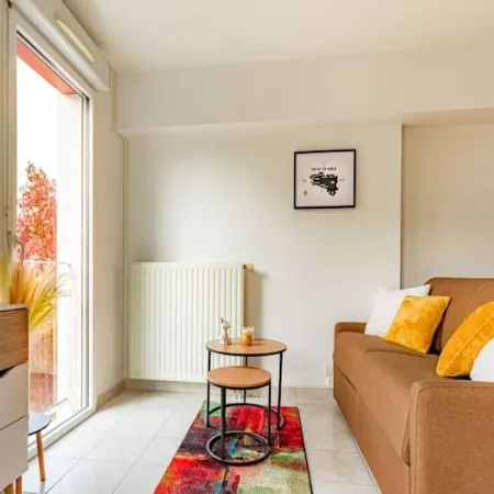 Cosy Apartment with Large Balcony and Private Parking