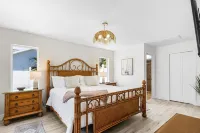 Beechwood Bungalow! Spacious 4-bedroom house with pool in charming Fort Myers فنادق في Whiskey Creek