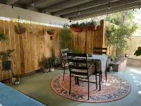 Adorable house walking distance to town-comfy private back patio