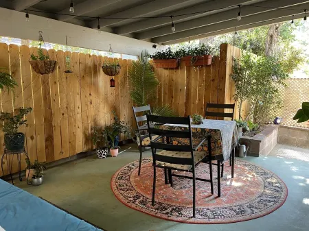 Adorable house walking distance to town-comfy private back patio Отели рядом с достопримечательностью «Lazy Dog Chocolateria»