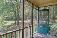 Cozy Pine Mountain Cabin w/ Screened Porch & Yard! - parking
