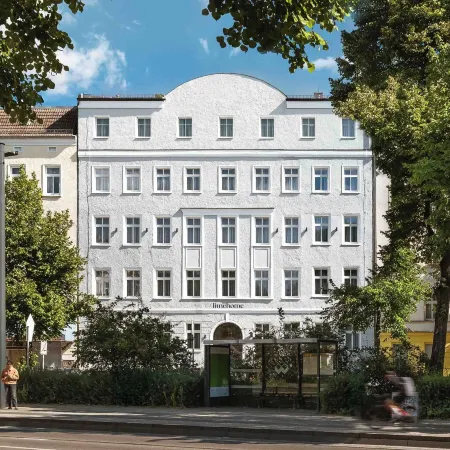 Limehome Berlin WeserstrFriedrichshain) Отели рядом с достопримечательностью «Станция метро Samariterstraße»