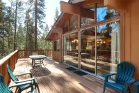 Fireplace, Wrap-Around Deck, and Ping Pong Table - Charming Retreat