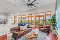Luxurious Lake Park House: Sleeps 25, Pool, Hot-Tub, Firepit and Game Room! Hotels in Travis County