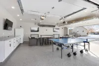 House w Finished Garage Walk to Lambeau Bars Resch Hotels in Howard