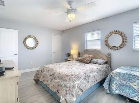 Shovel Sand Not Snow! On the Barrier Island of Indian Shores Florida Отели рядом с достопримечательностью «Сисайд Сиберд Санкчури»