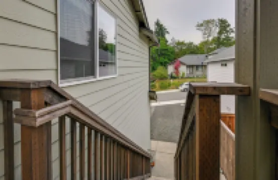 モダン シータック ジェム ウィズ ファイアプレース & スマート ティーヴィーズ！