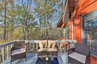 Secluded Cresco Cabin w/ Deck + Forest Views! - Parkplatz