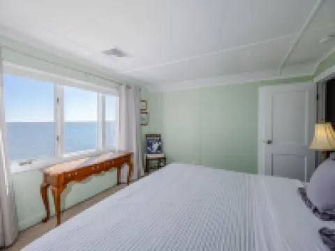 Beachfront Retreat - 5BR Home With Stunning Views Hotéis em Riverhead