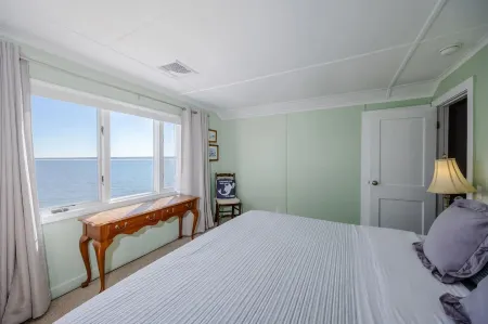 Beachfront Retreat - 5BR Home With Stunning Views Отели в г. Джеймспорт