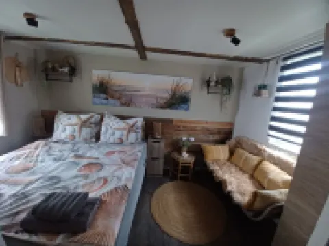 New! 4 persons vacation chalet on a family campsite in Oostkapelle. 오스트카펠 호텔