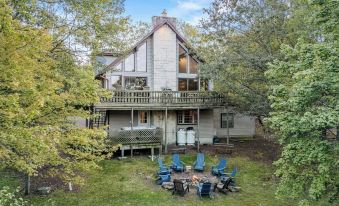 Sky View Chalet by AvantStay Stunning Interior Spacious Deck Hot Tub View