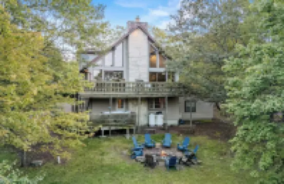 Sky View Chalet by AvantStay Stunning Interior Spacious Deck Hot Tub View