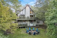 Sky View Chalet by AvantStay Stunning Interior Spacious Deck Hot Tub View