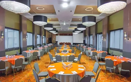 The Oxalis Regency Hotel Magelang Отели рядом с достопримечательностью «Statue of Prince Diponegoro»