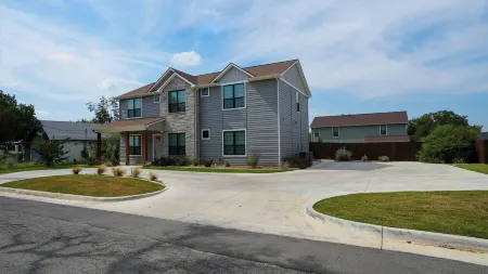 7 Bedroom 7.5 Bathroom House 1 Mile from Tarleton State University