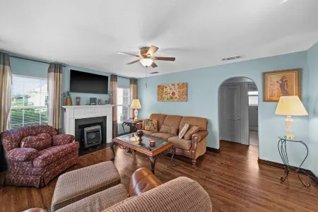 2 Bdr, 1 Bath, 4 Guests: Entire Cozy Cottage Historical Tyler Azalea District Отели в г. Тилер