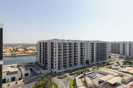 Maison Privee - Sleek Yas Getaway w/ Ferrari World and Canal Views Отели рядом с достопримечательностью «du Arena»