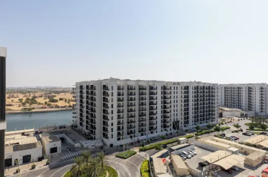 Maison Privee - Sleek Yas Getaway w/ Ferrari World and Canal Views - Хоумстей