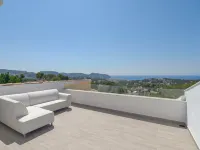 Coastal Villa with Pool - Wifi