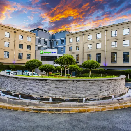Holiday Inn Express SANDTON - WOODMEAD by IHG Отели рядом с достопримечательностью «Ривония»