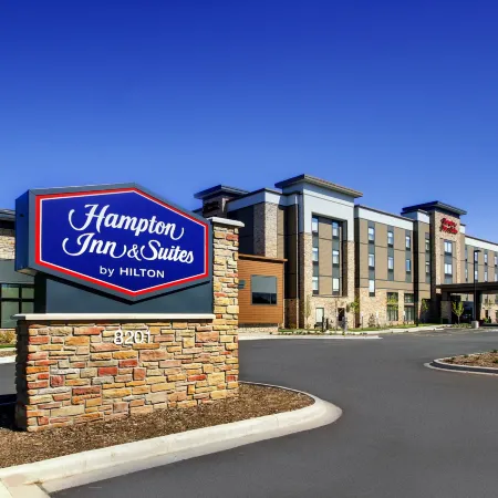 Hampton Inn & Suites Milwaukee West Отели рядом с достопримечательностью «Миллер Парк»