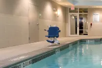 โรงแรม Holiday Inn Indianapolis Airport บาย IHG - ที่มีสระว่ายน้ำ