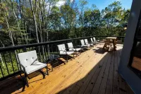 Relaxing luxury lodge, 4-bedroom retreat with WiFi, AC in Logan