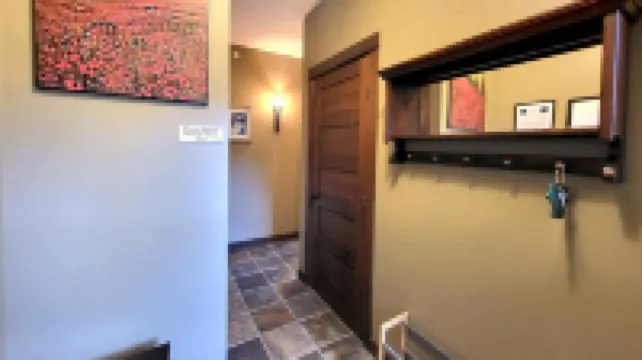 Stones Throw #38 by Bear Country Hôtels à : Thompson-Nicola P