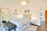 Waterfront Mariposa Vacation Rental w/ Hot Tub - Homestays
